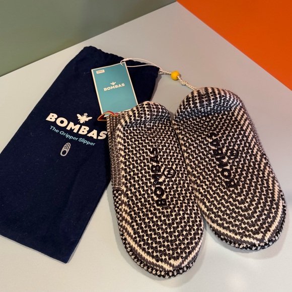 Bombas Men’s Gripper slippers - Size: Medium - NWT! - Picture 3 of 4